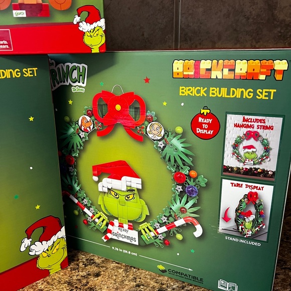 Brickcraft Dr. Seuss The Grinch Chimney, Max Building Set, Grinch Wreath, Lego - Picture 5 of 9
